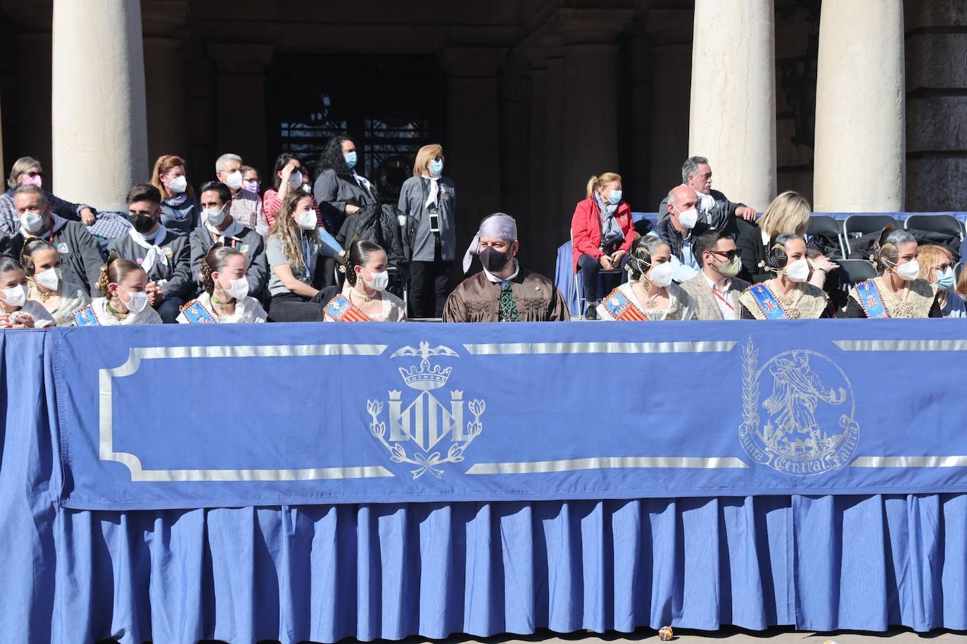 Cinco comisiones participan en el desfile.