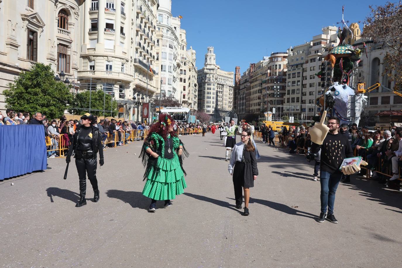 Cinco comisiones participan en el desfile.