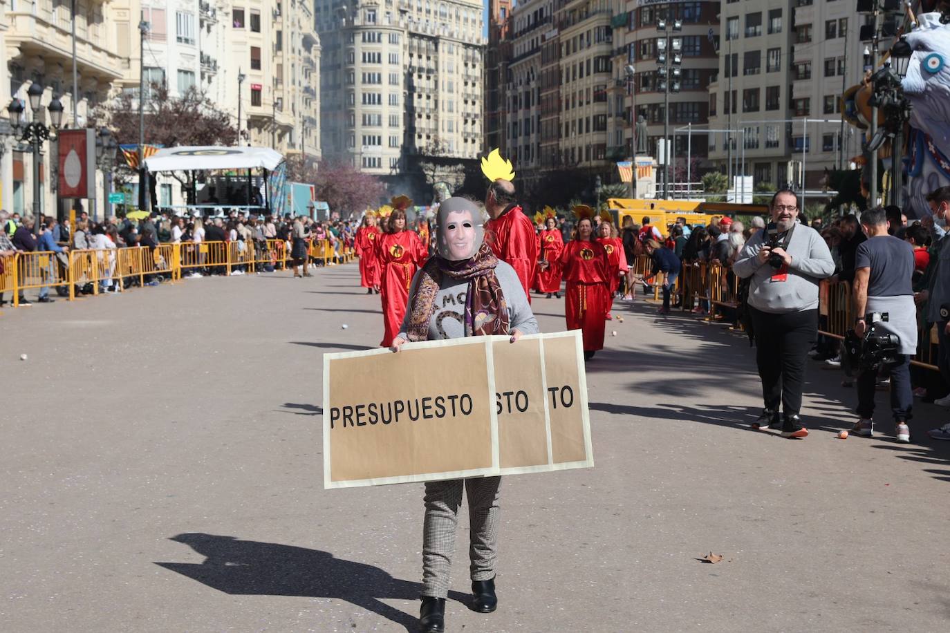 Cinco comisiones participan en el desfile.