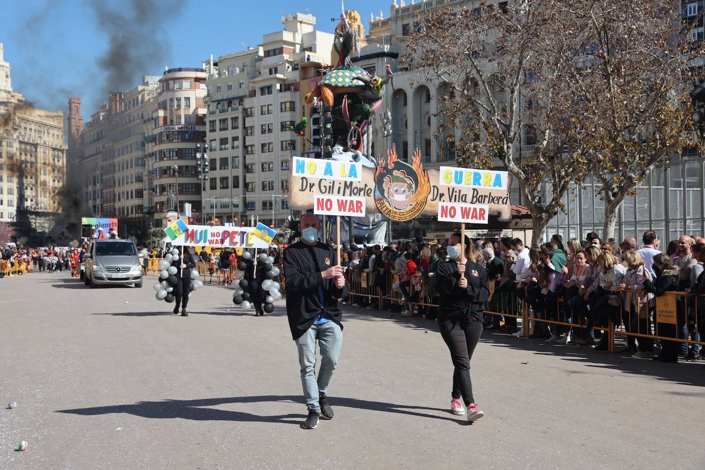 Cinco comisiones participan en el desfile.