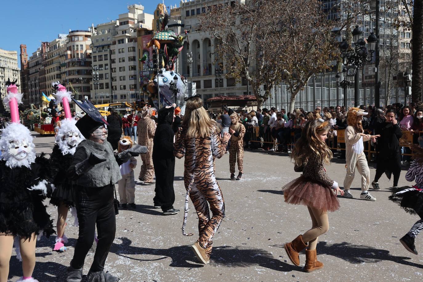 Cinco comisiones participan en el desfile.