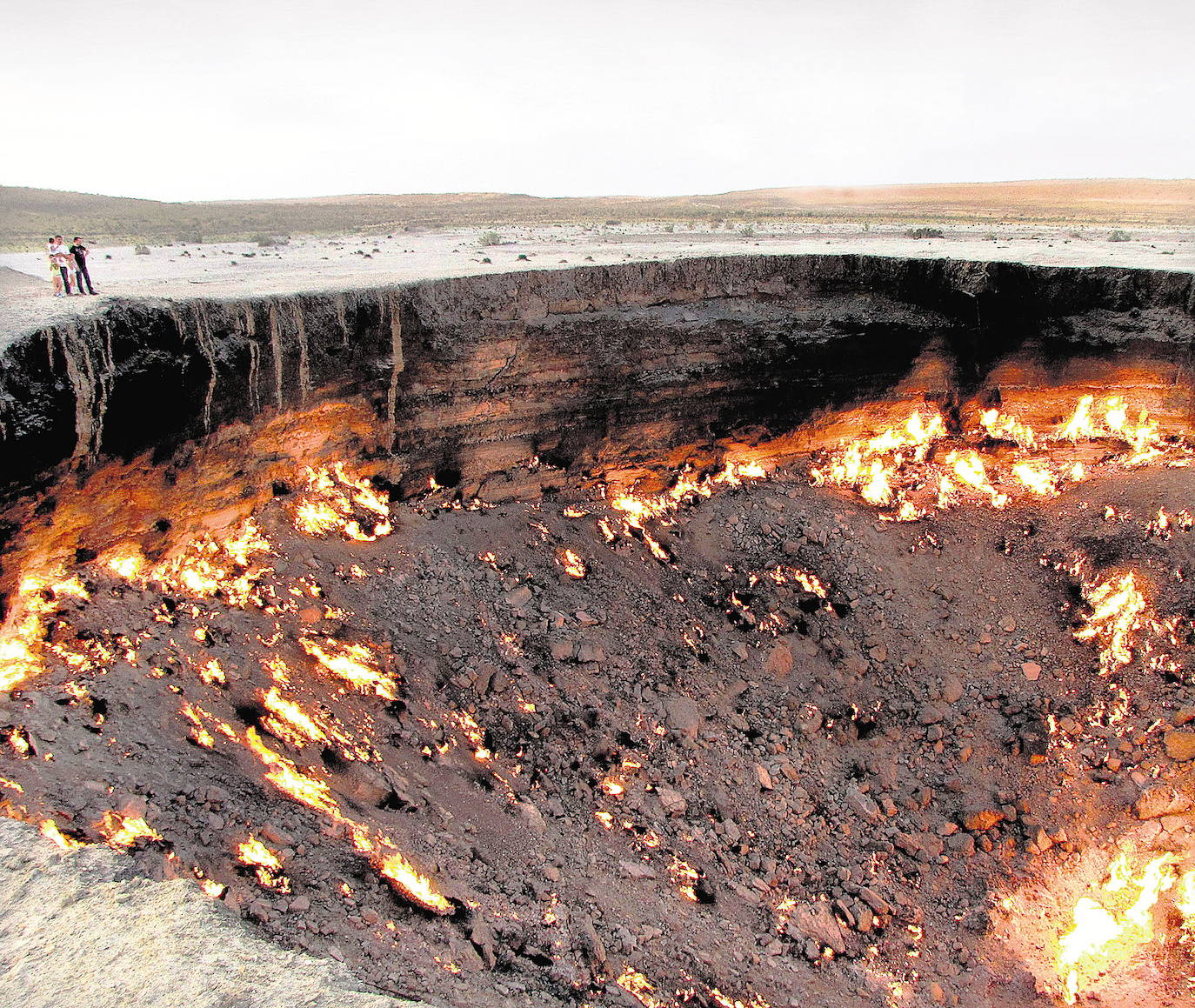2.- La Puerta al Infierno (Turkmenistán) | Es un cráter de fuego que arde en el medio del desierto de Karakum en Turkmenistán, cuyo brillo se puede ver desde la lejanía. Este es uno de los lugares más espectaculares del planeta. Cuenta con 70 metros de ancho y una profundidad de 30 metros, aproximadamente. Hace 45 años, los soviéticos hicieron algunas pruebas con el fin de extraer su aceite pero en un momento dado los taladros alcanzaron una bolsa de gas natural provocando el hundimiento del terreno. Con el fin de prevenir el escape de gas, decidieron incendiarlo todo, esperando a que las llamas se apagasen. Pero no fue así y desde entonces esas llamas siguen encendidas, ardiendo sin parar.