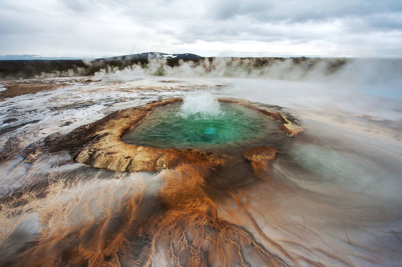 4.- Hveravellir (Islandia) | Esta piscina de agua caliente es uno de los lugares más bellos del mundo. Una reserva natural a unos 650 metros sobre el nivel del mar está que considerara una de las zonas geotérmicas más bonitas de Islandia. Los visitantes que lo deseen pueden bañarse en ella.