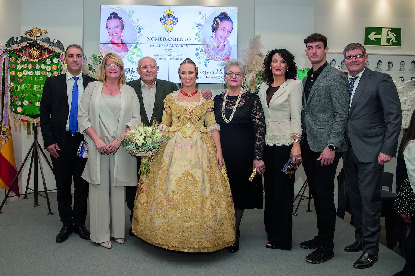 La fallera mayor, Cristina Madrero, junto a sus abuelos, su madre, Silvia Soria, y otros miembros de su familia.