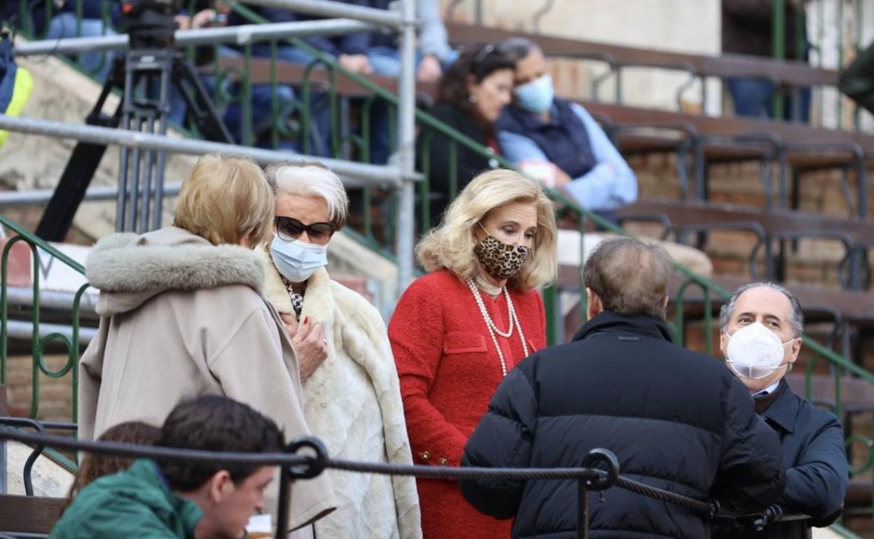 Marisa Marín y Mayrén Beneyto, antes de empezar la corrida de toros de este domingo. 