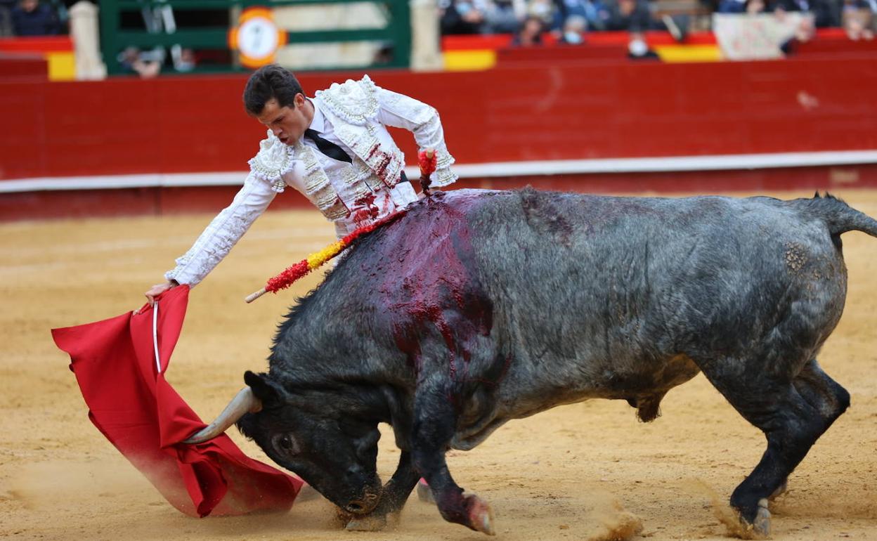 Daniel Luque toreando, este domingo, uno de los victorinos que salieron a la plaza.