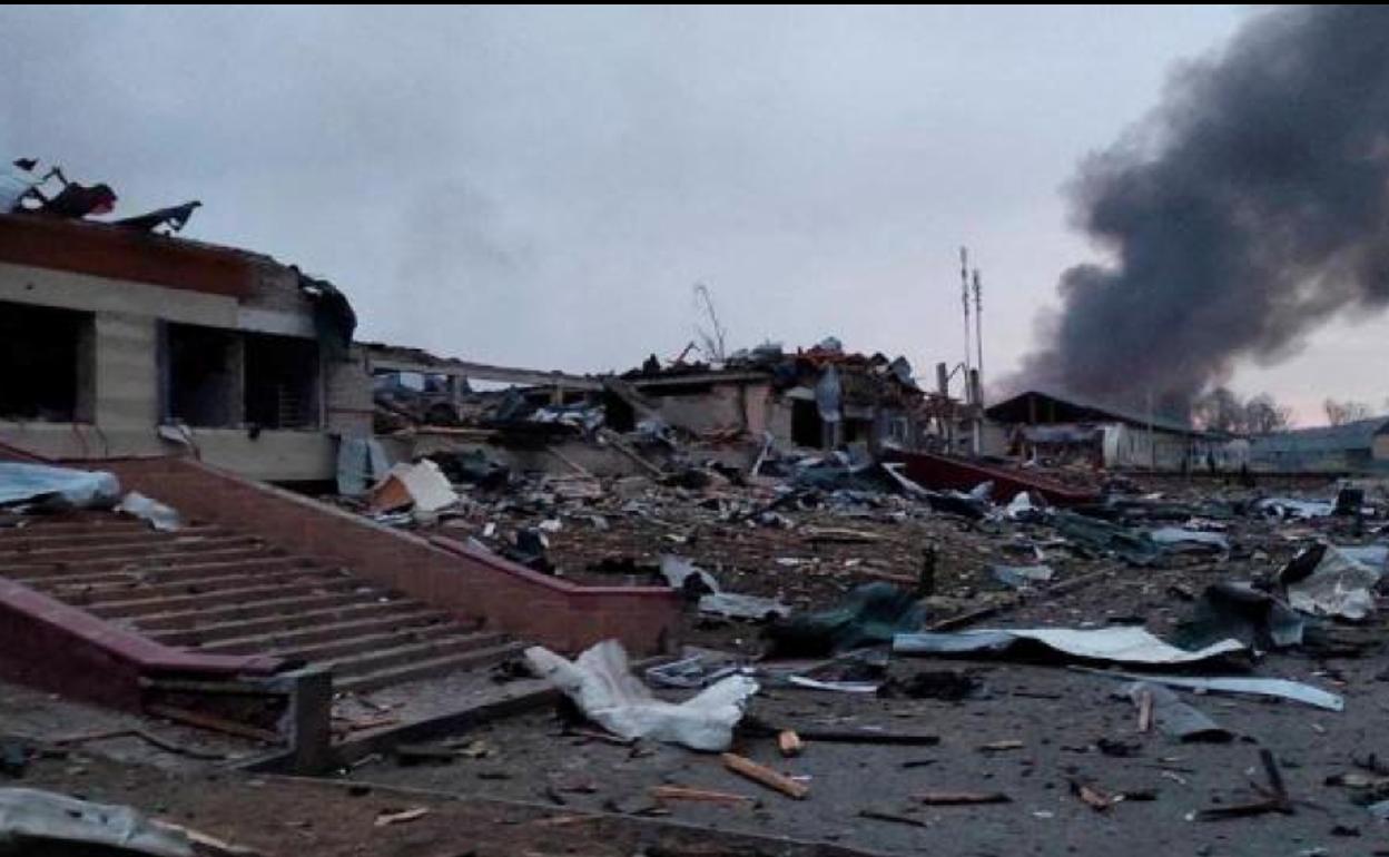 Ataque desde suelo ruso. Una densa columna de humo negro se eleva entre los edificios destruidos tras el ataque a la base militar de Yavoriv.