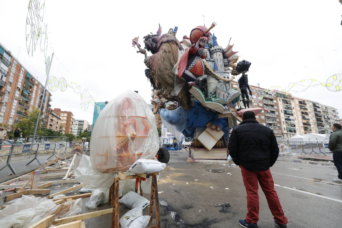 Fotos: Los plásticos que resguardan a las fallas de la lluvia