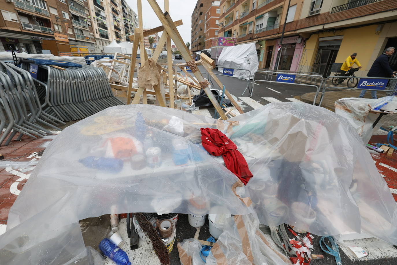 Fotos: Los plásticos que resguardan a las fallas de la lluvia