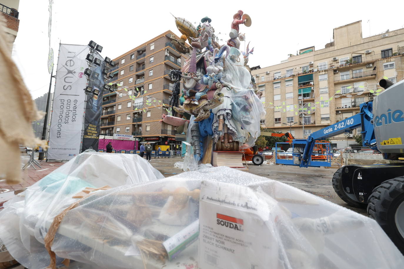 Fotos: Los plásticos que resguardan a las fallas de la lluvia