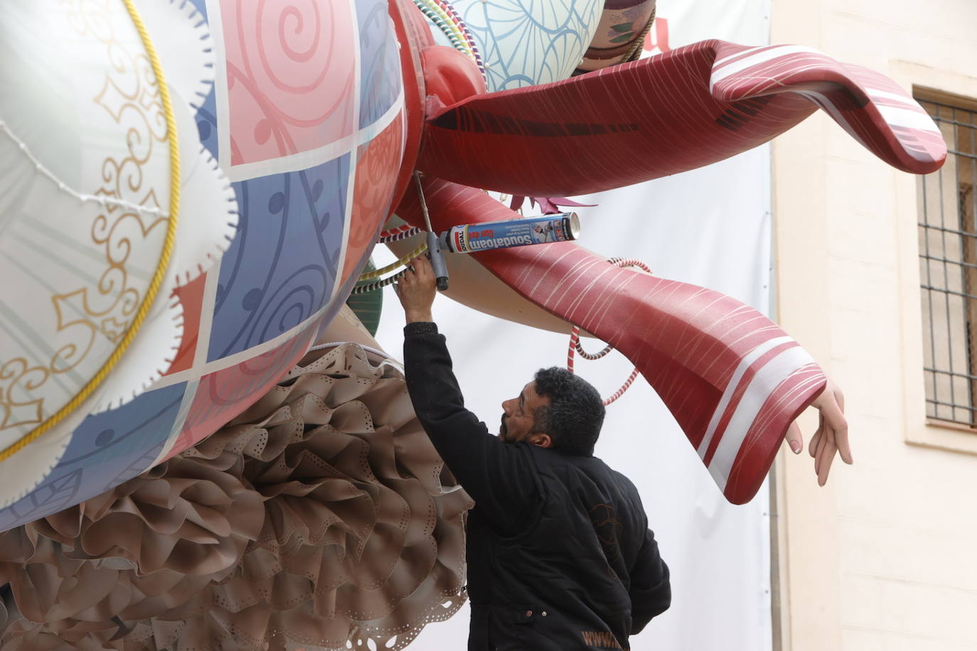 Fotos: Los plásticos que resguardan a las fallas de la lluvia