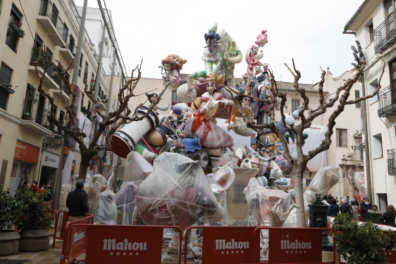 Fotos: Los plásticos que resguardan a las fallas de la lluvia