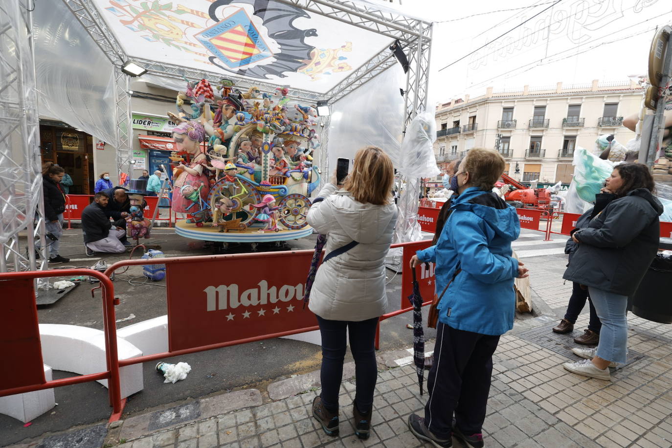 Fotos: Los plásticos que resguardan a las fallas de la lluvia