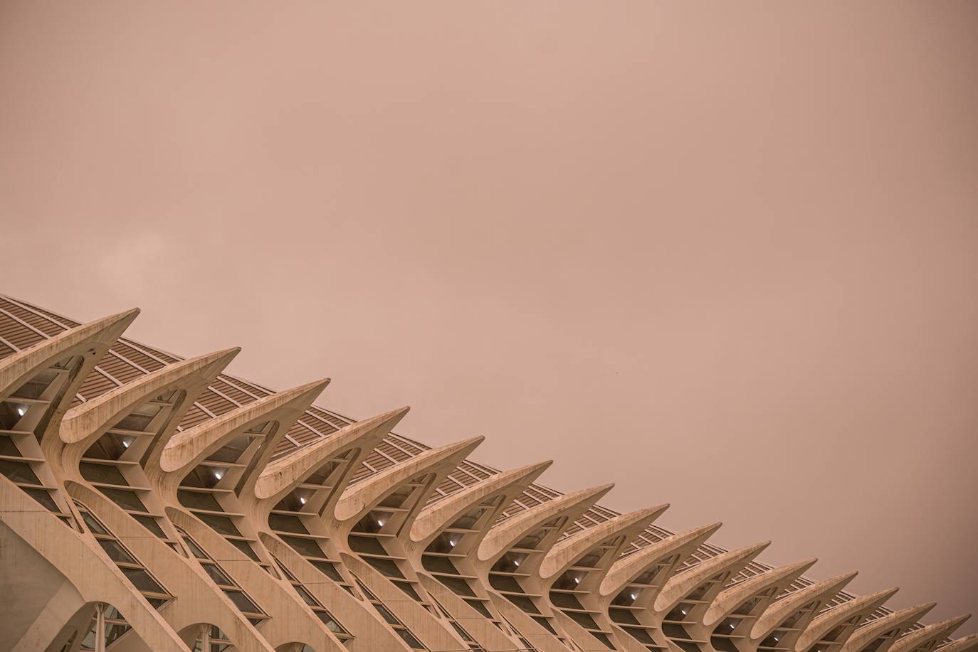 En la imagen, el cielo teñido por la calima en la ciudad de Valencia.