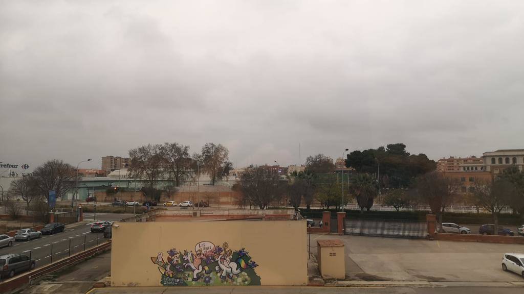 En la imagen, el cielo teñido por la calima en la ciudad de Valencia.