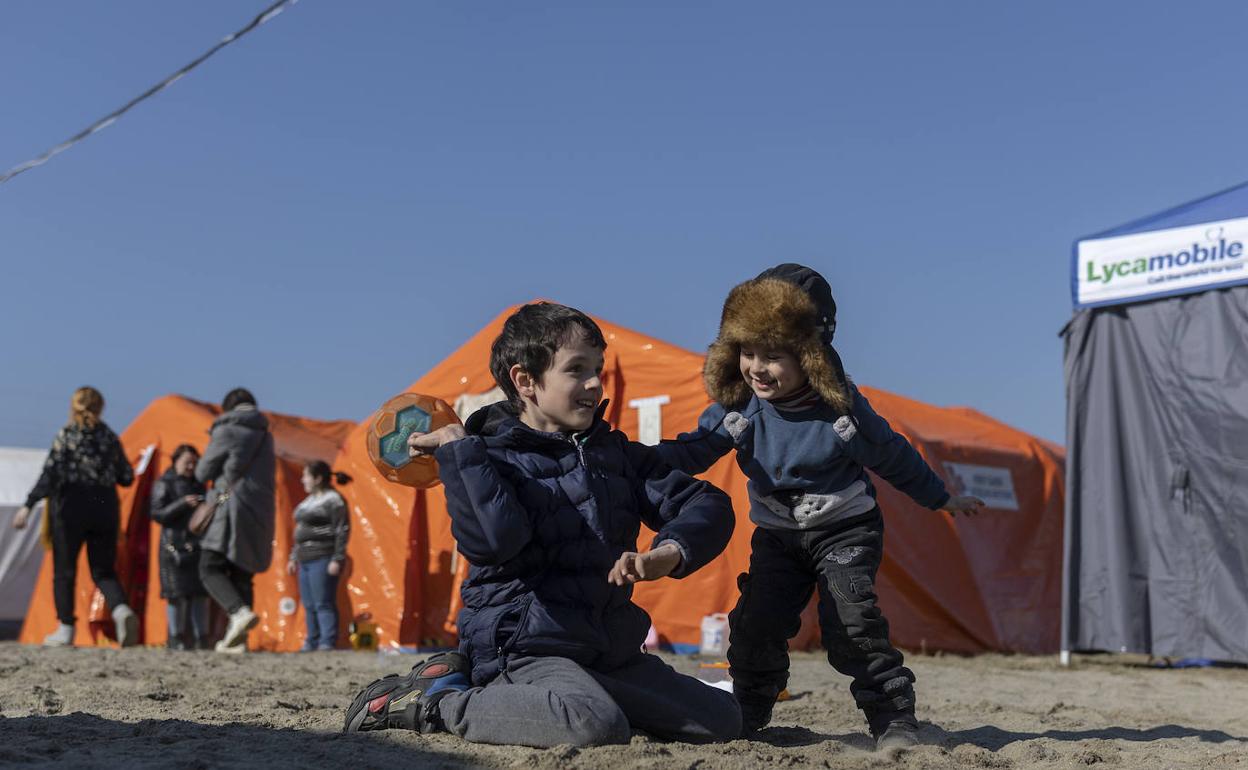 Dos niños juegan en uno de los campamentos de refugiados en Polonia, en la frontera con Ucrania. 