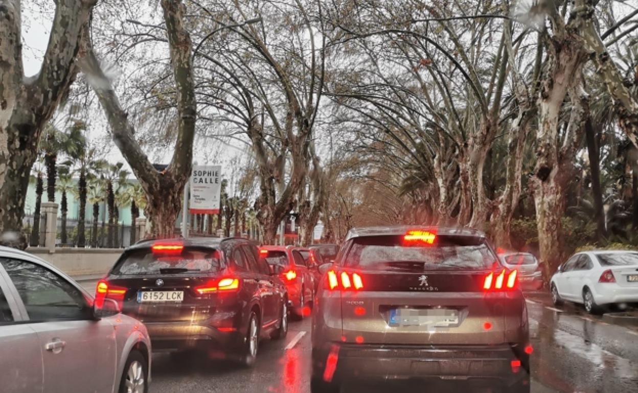 Retenciones de tráfico agravadas por las lluvias en Málaga. 