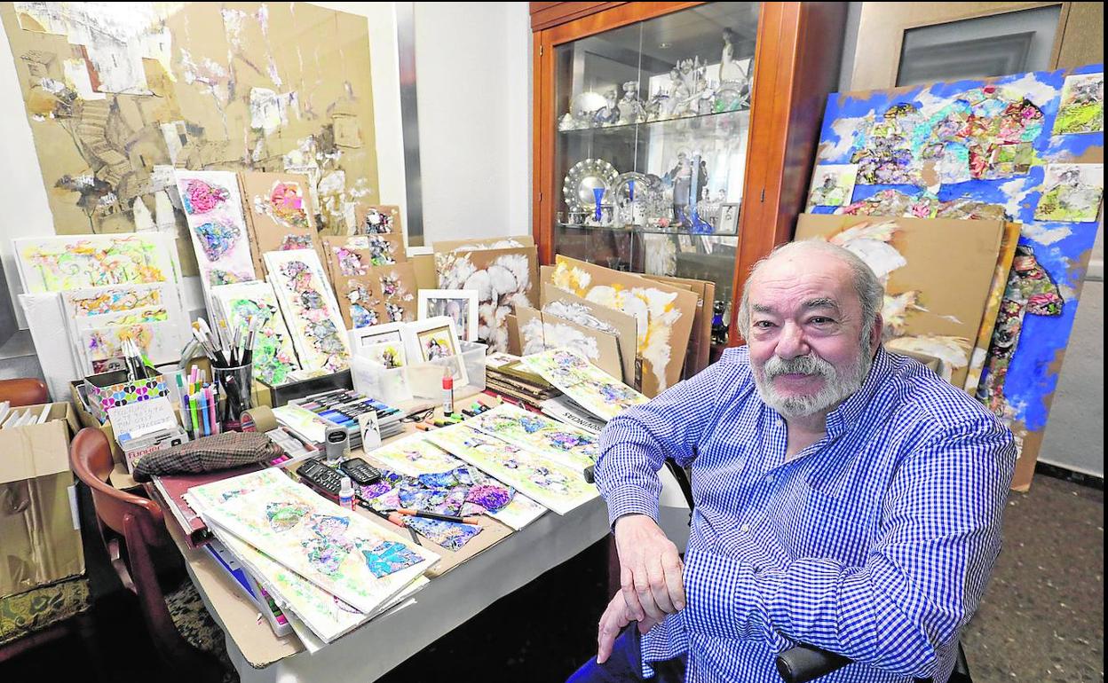 El pintor Armando Serra en el salón de su casa junto a sus nuevos dibujos.