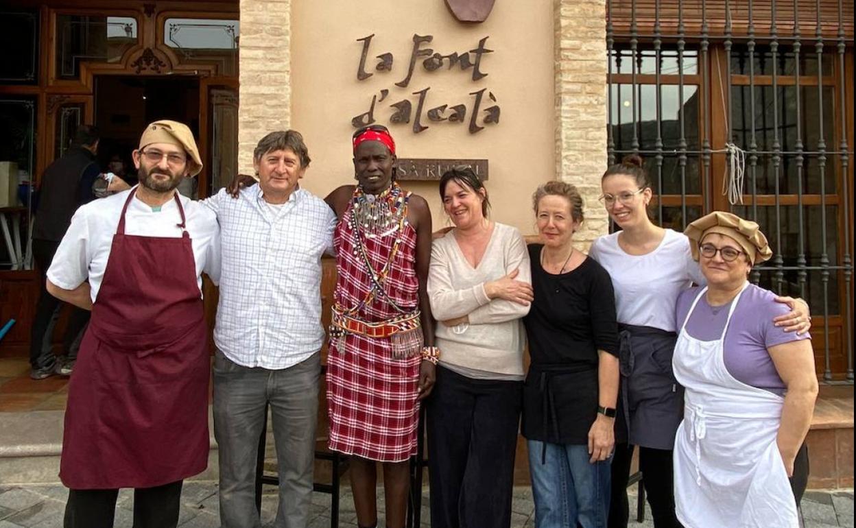 El líder de la tribu masái con Martínez personal del restaurante del hotel La Font d'Alcalà, donde ha comido. 