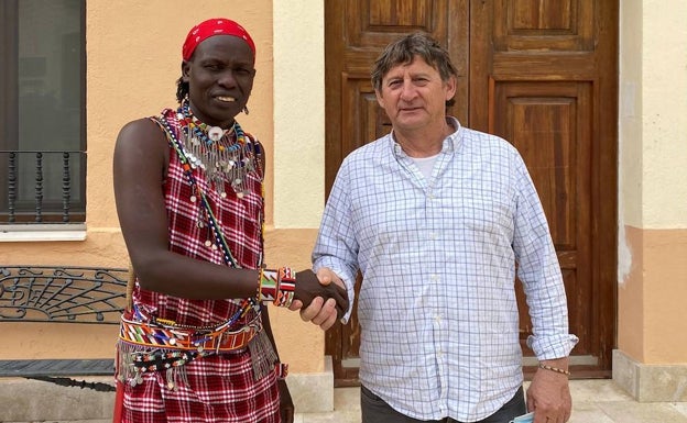 William Kikanae Ole Pere saluda al alcalde de la Vall d'Alcalà. 