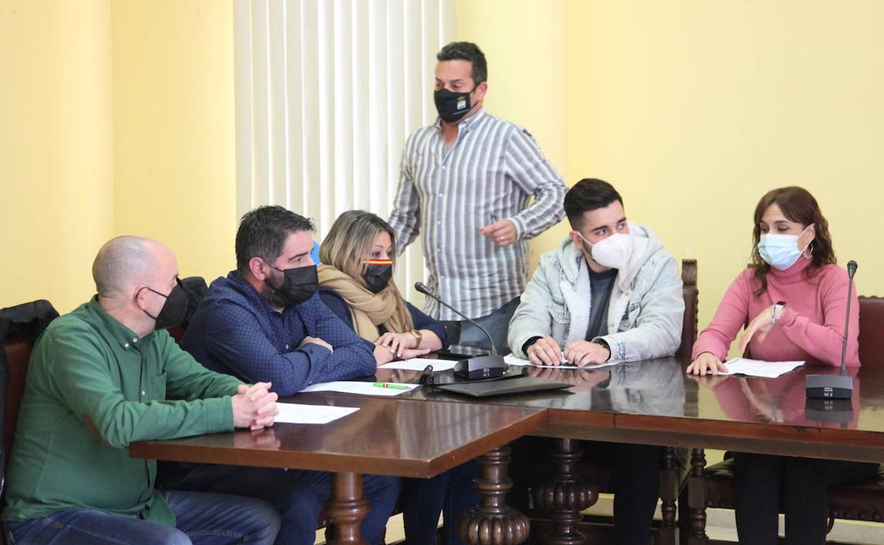 Momento en el que Ximo Coll abandona el salón de plenos de El Verger tras su renuncia. 