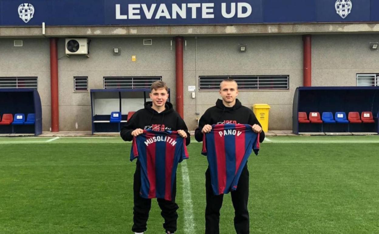 Los dos futbolistas ucranianos, en la ciudad deportiva del Levante.