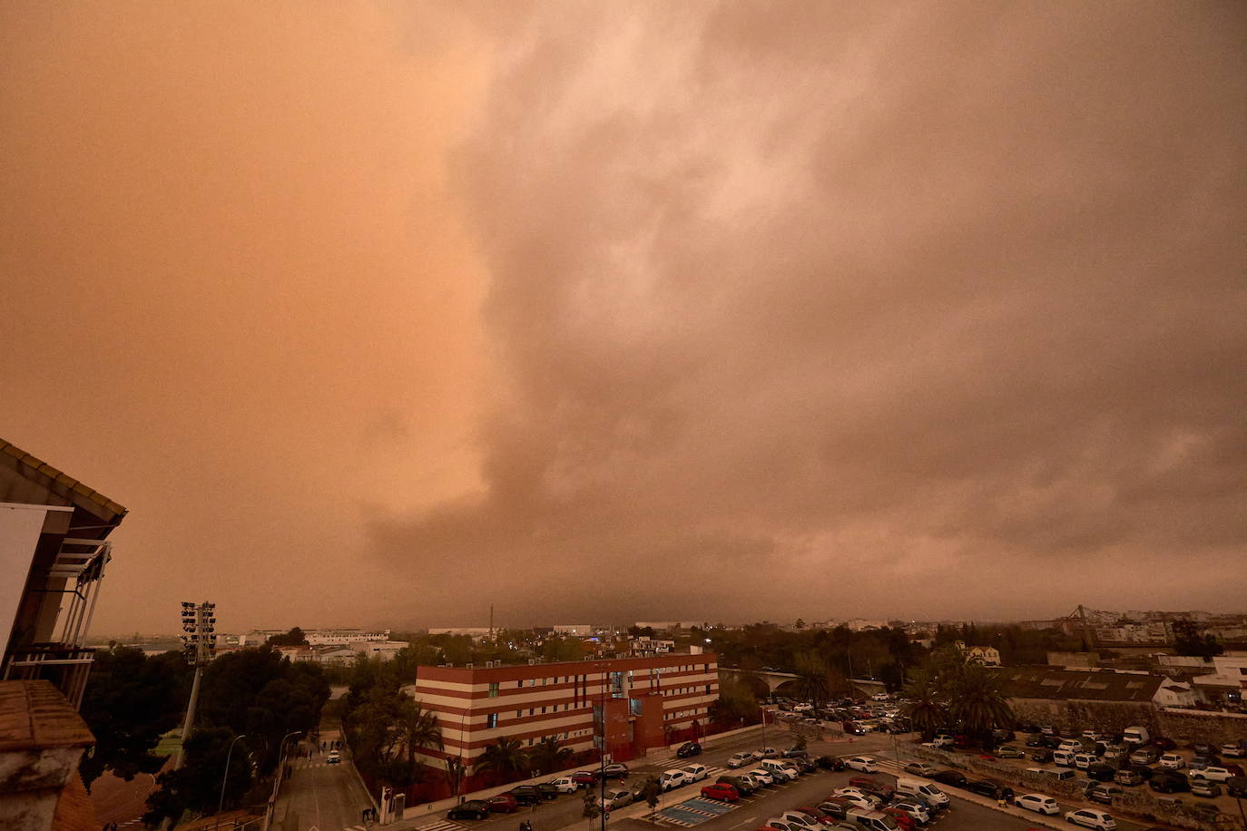 Calima sobre Gandia, este lunes.