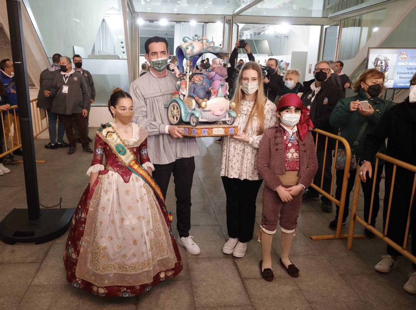 El ninot de la falla infantil de Convento Jerusalén ha sido el indultado por los visitantes de la Exposició del Ninot. La obra del artista José Gallego se salvará del fuego. Es el segundo año que la comisión se lleva este premio.