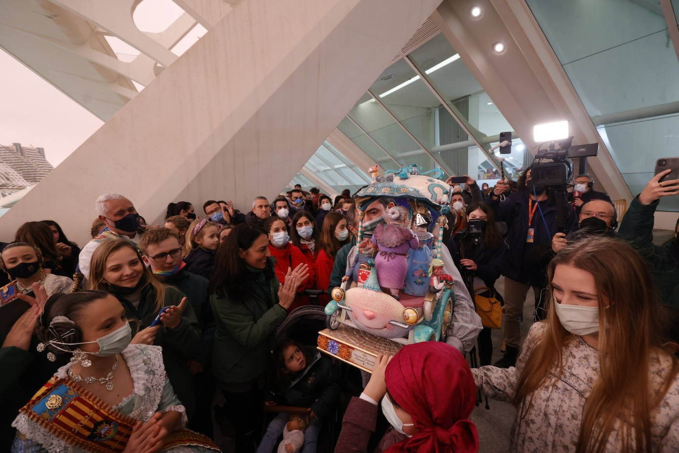 El ninot de la falla infantil de Convento Jerusalén ha sido el indultado por los visitantes de la Exposició del Ninot. La obra del artista José Gallego se salvará del fuego. Es el segundo año que la comisión se lleva este premio.