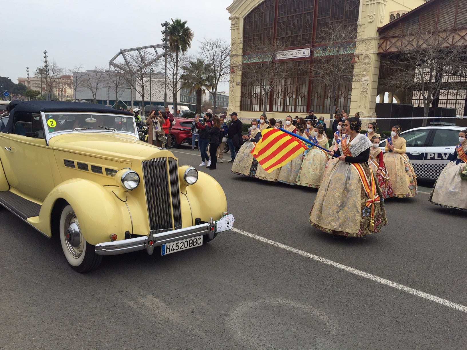 La fallera mayor de Valencia Carmen Martín da el banderazo de salida. 