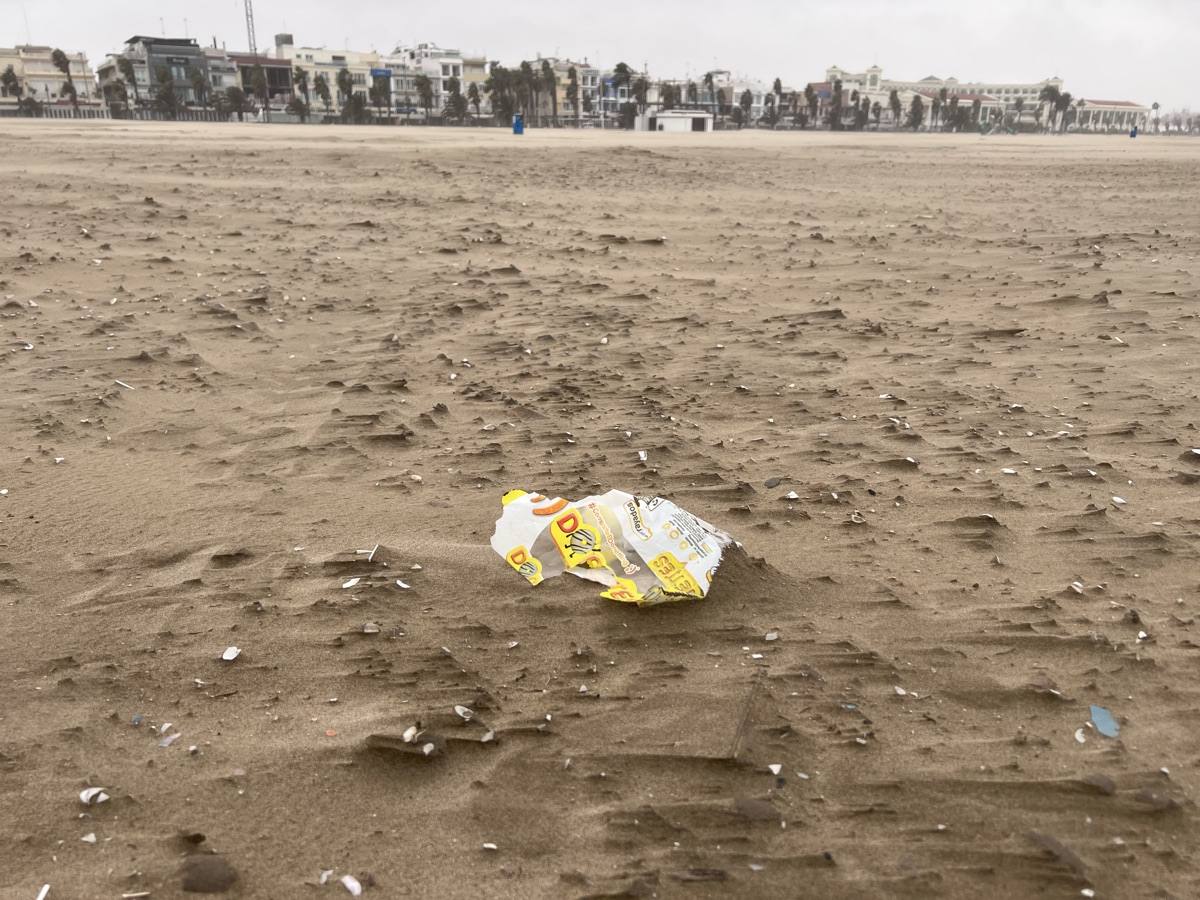 El paseo marítimo se ha llenado de arena por el temporal de viento en Valencia este 15 demarzo. 