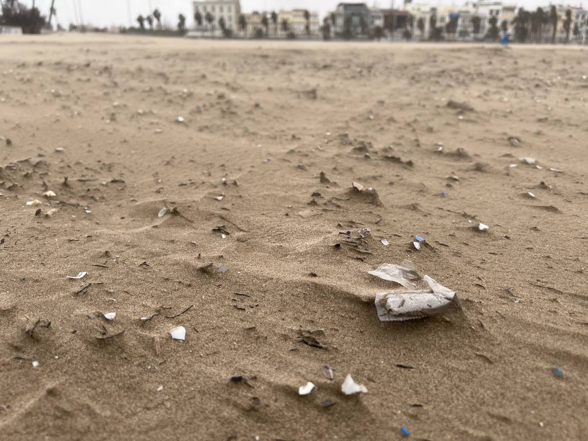 El paseo marítimo se ha llenado de arena por el temporal de viento en Valencia este 15 demarzo. 