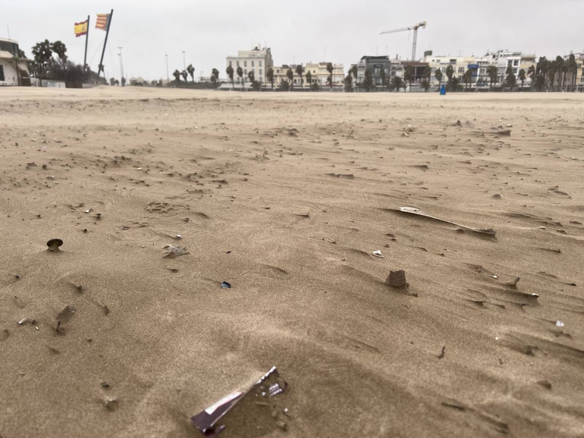 El paseo marítimo se ha llenado de arena por el temporal de viento en Valencia este 15 demarzo. 