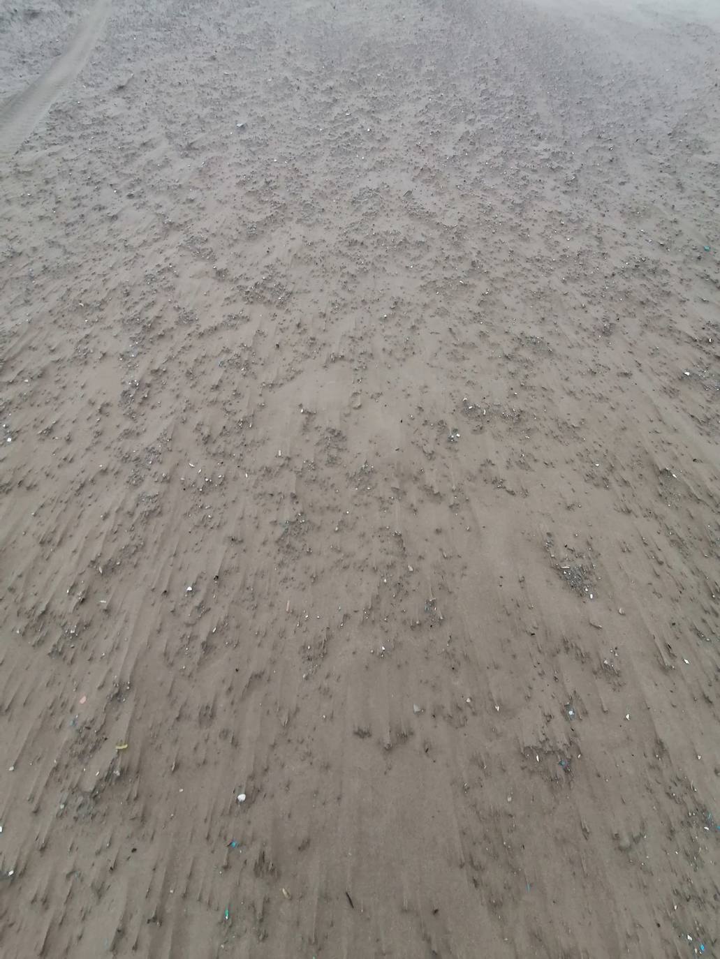 El paseo marítimo se ha llenado de arena por el temporal de viento en Valencia este 15 demarzo. 