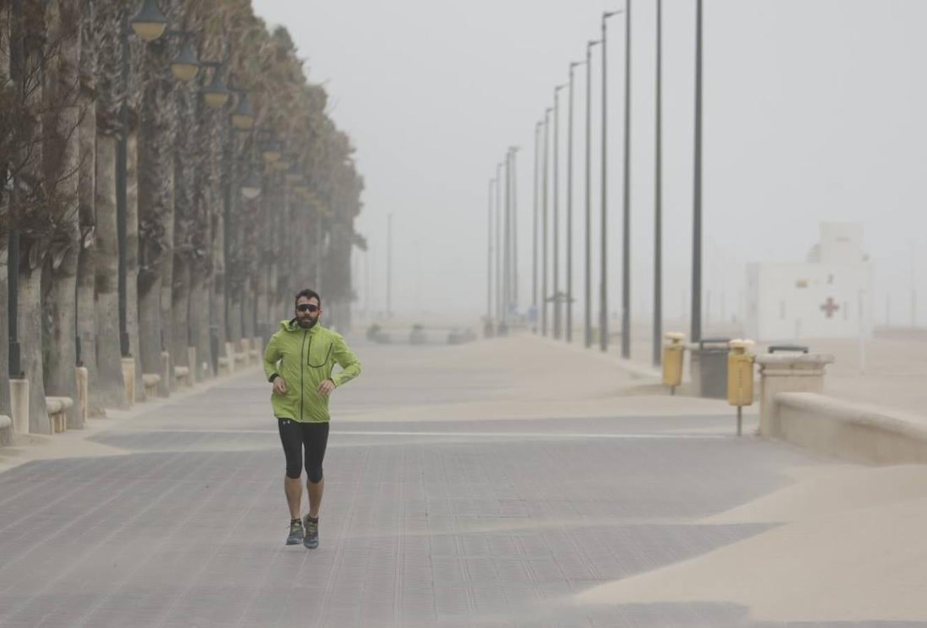 El paseo marítimo se ha llenado de arena por el temporal de viento en Valencia este 15 demarzo. 