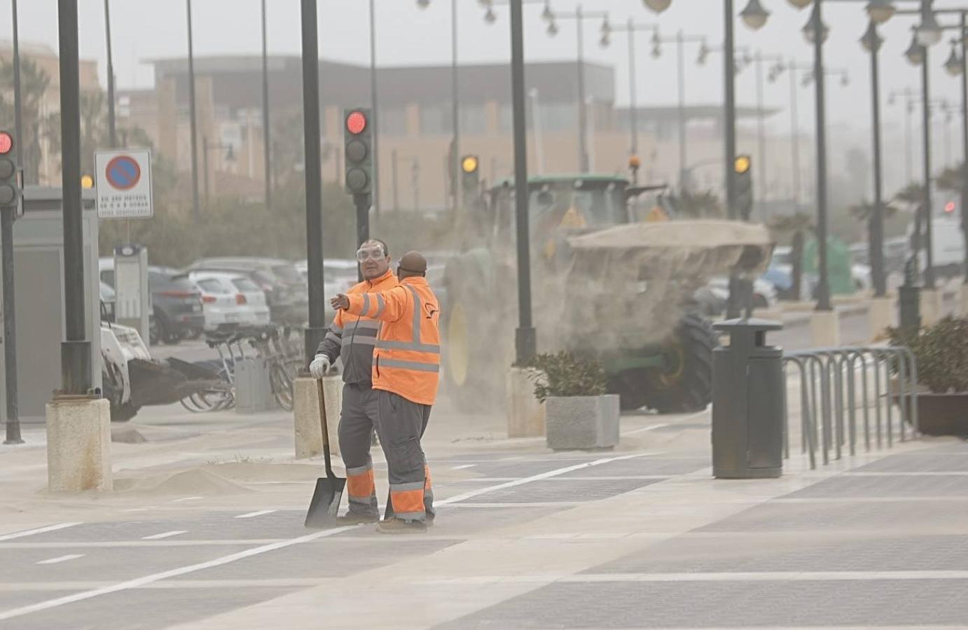 El paseo marítimo se ha llenado de arena por el temporal de viento en Valencia este 15 demarzo. 