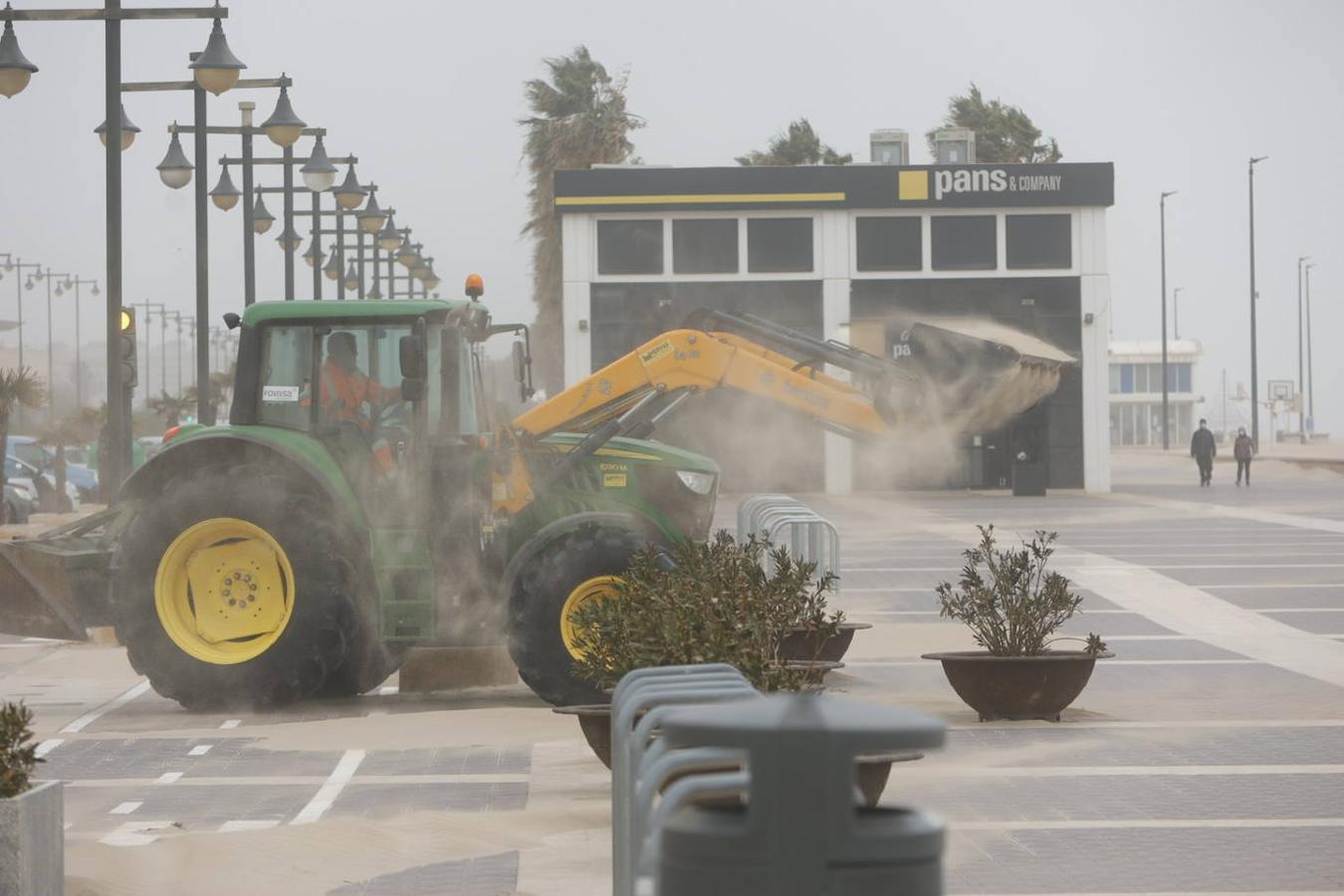 El paseo marítimo se ha llenado de arena por el temporal de viento en Valencia este 15 demarzo. 