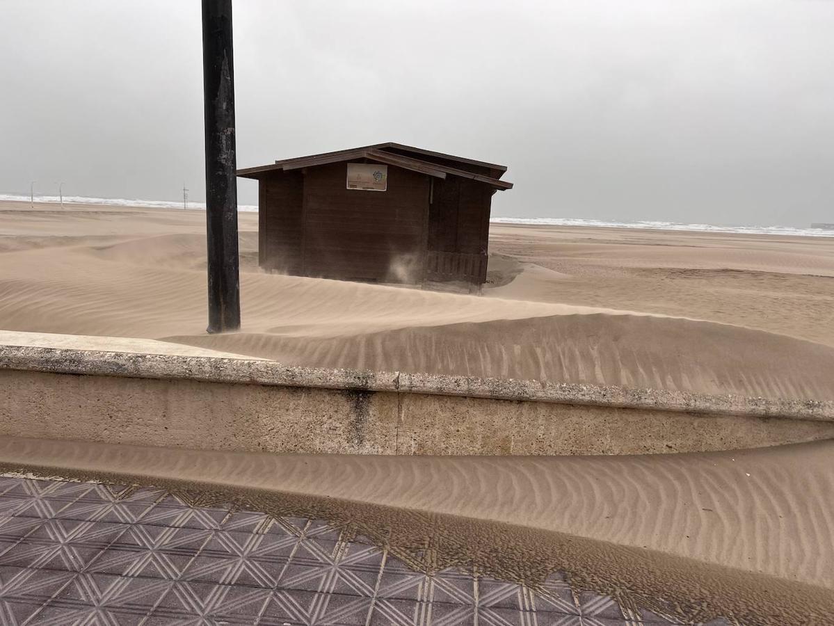 El paseo marítimo se ha llenado de arena por el temporal de viento en Valencia este 15 demarzo. 