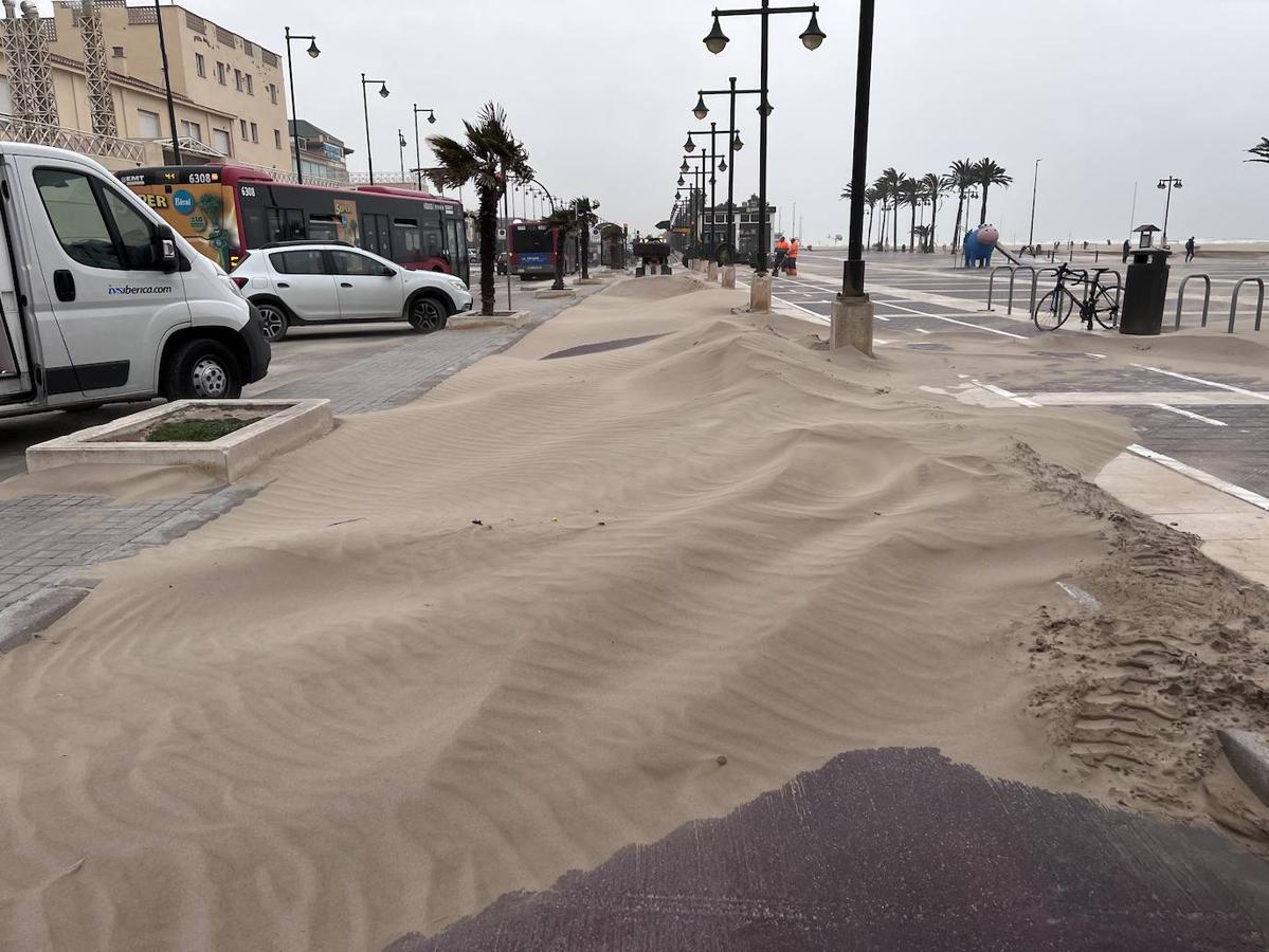 El paseo marítimo se ha llenado de arena por el temporal de viento en Valencia este 15 demarzo. 