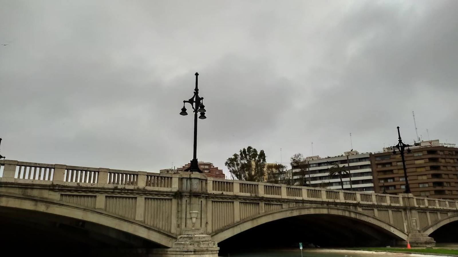 Fotos: Valencia amanece cubierta de nubes