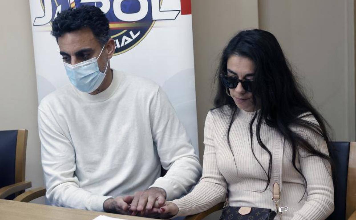 El agente de la Policía Nacional durante la rueda de prensa que ofrecióen Valencia.