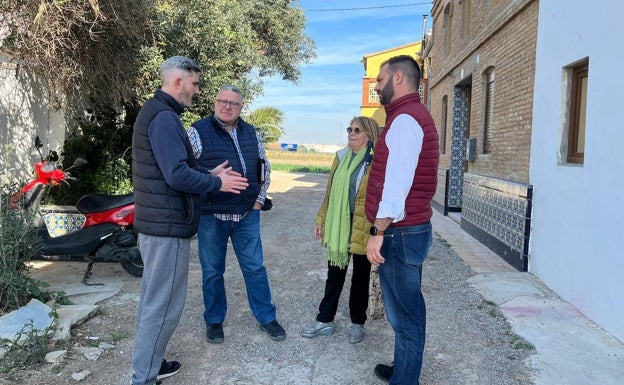 Imagen principal - Los populares se entrevistan con los vecinos. 