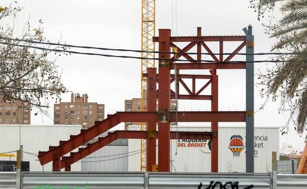 Estructura metálica que ya se está alzando en el solar donde se construirá el Casal España. 