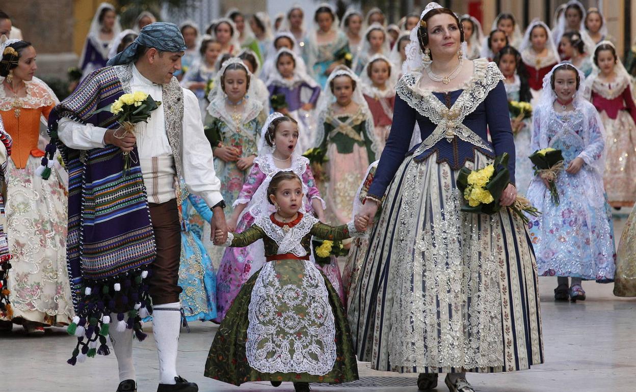 Una comisión pasa por la plaza de la Virgen en la Ofrenda del pasado septiembre. 