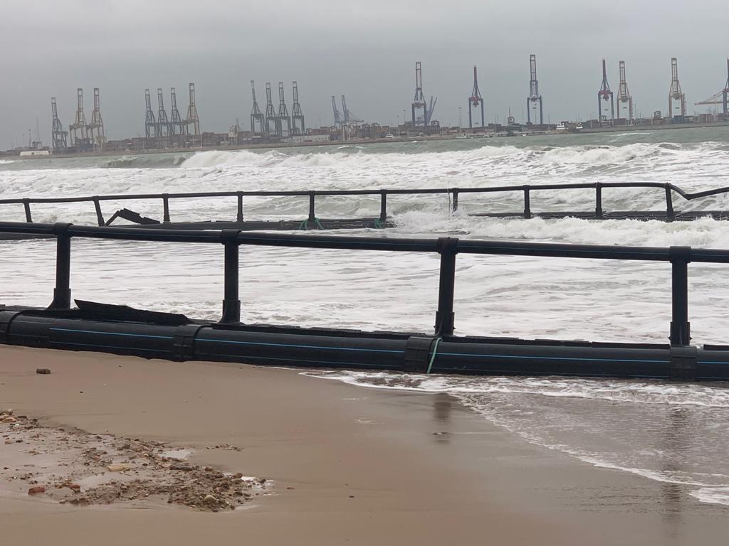 Restos de los anillos de una piscifactoría en la playa del Saler