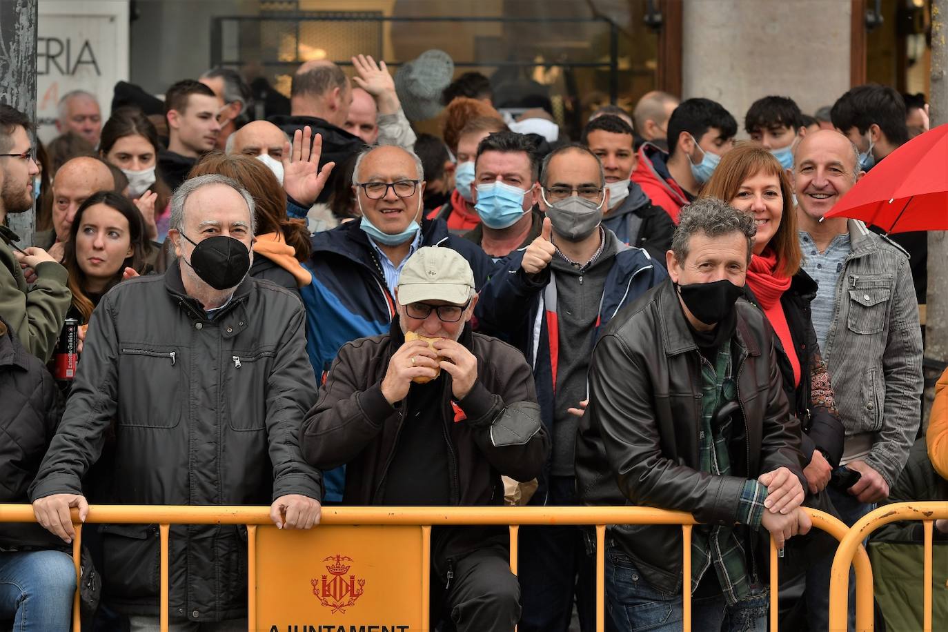 Pirotecnia Turís ha disparado la mascletà del 16 de marzo de 2022 pese a la amenaza de lluvia y al aviso amarillo por viento en uno de los días grandes de las Fallas de Valencia