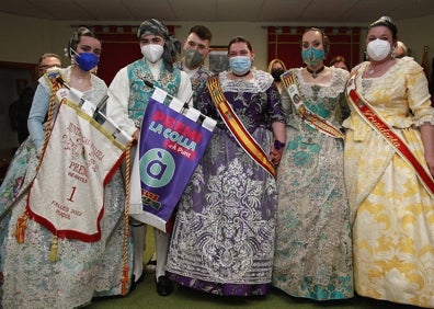 Imagen secundaria 1 - El mundo fallero reunido en Picassent y los premiados en Puçol. 