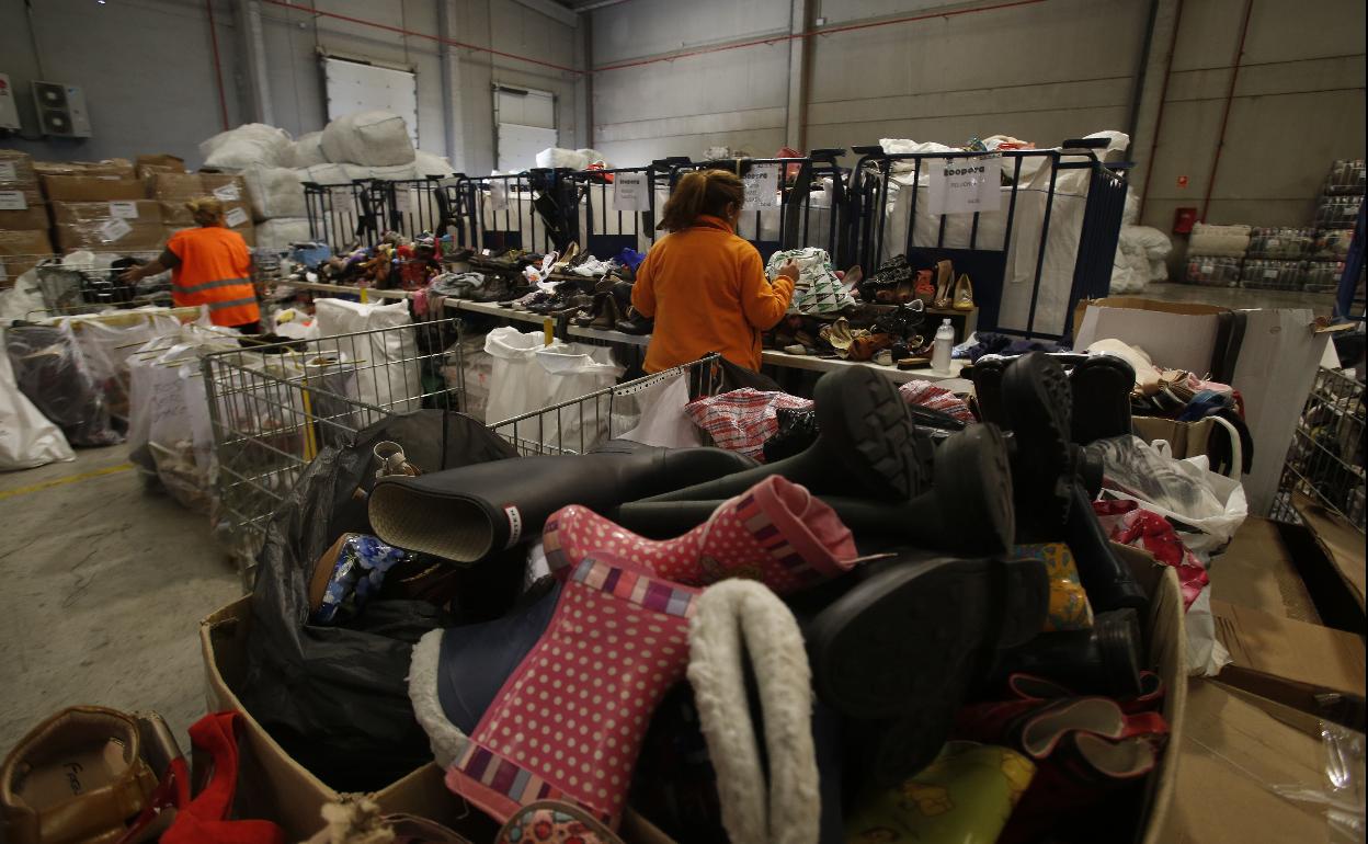 Reciclaje de ropa a cargo de Cáritas. 