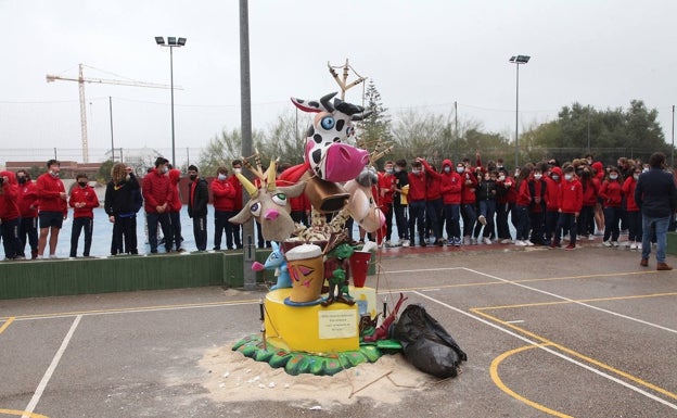 Los alumnos se preparan para decirle adiós al monumento fallero. 