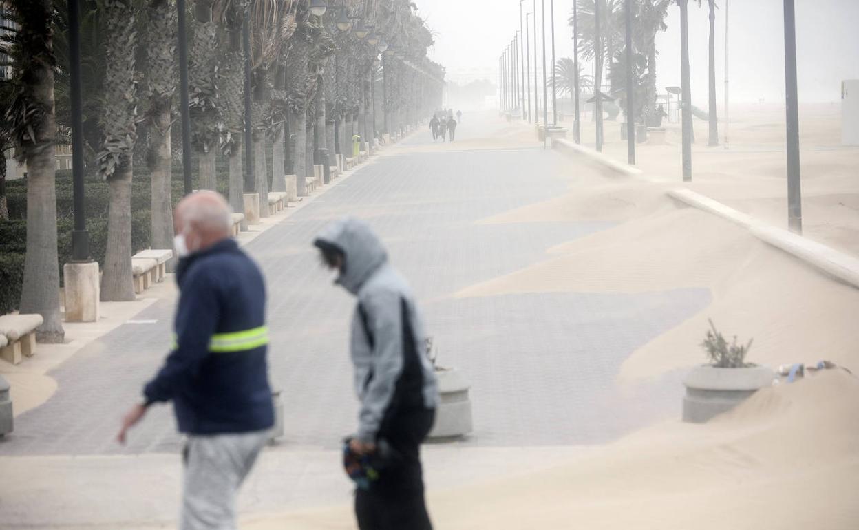 El viento levanta grandes cantidades de arena en Valencia. 